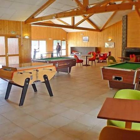 Confortable Dans Avec Piscine